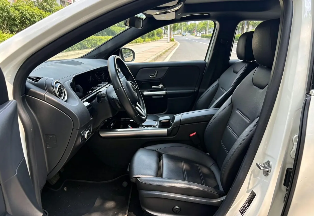 Mercedes Benz 2022 GLA 200 1.3T automatic gear 4