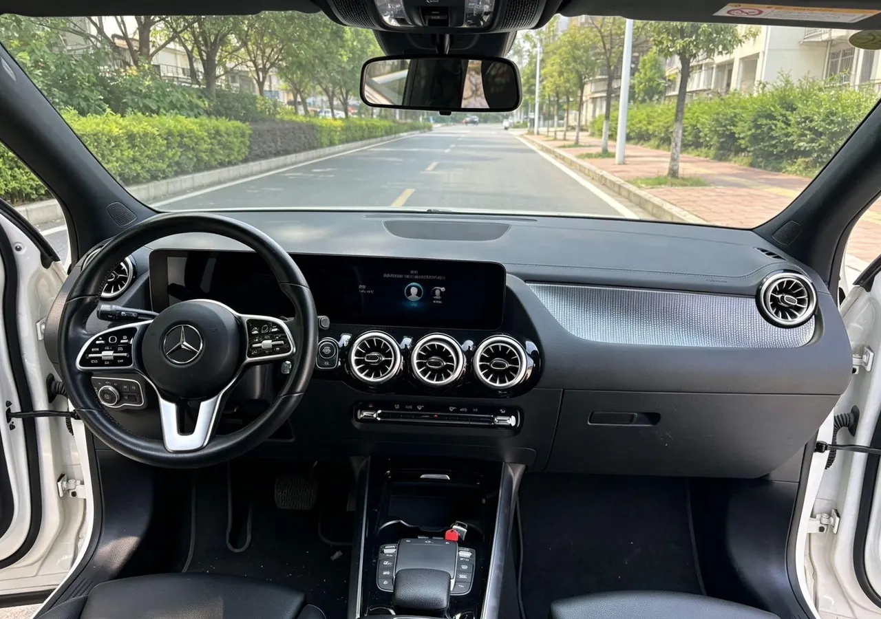 Mercedes Benz 2022 GLA 200 1.3T automatic gear 5