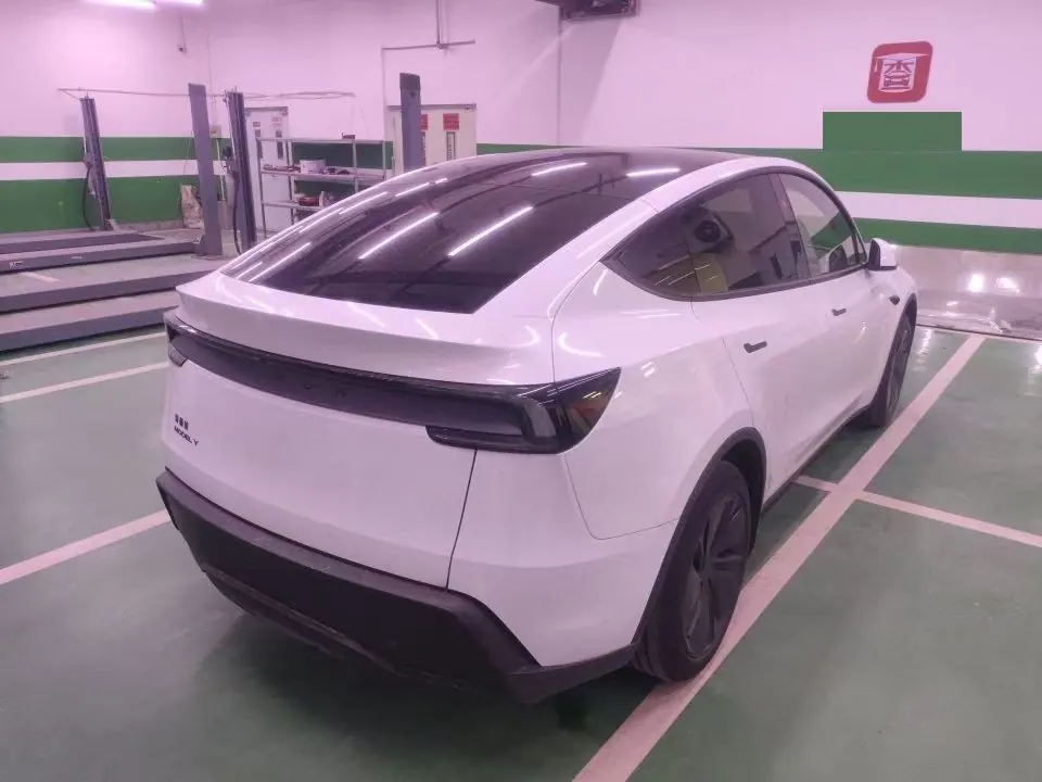 Tesla 2026 Model Y Rear-Wheel-Drive Automatic 2