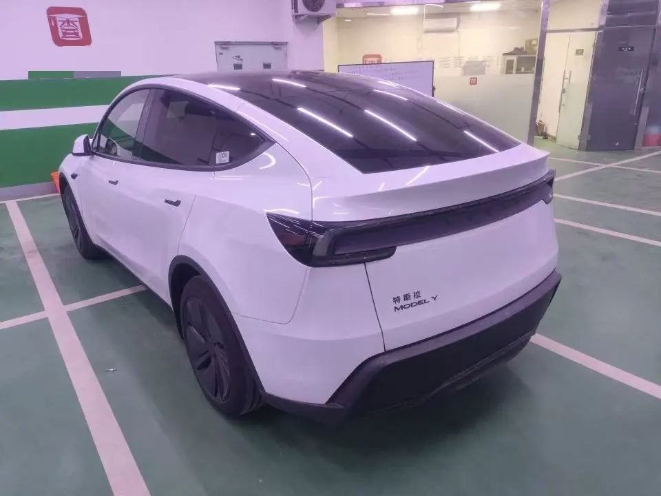 Tesla 2026 Model Y Rear-Wheel-Drive Automatic 3