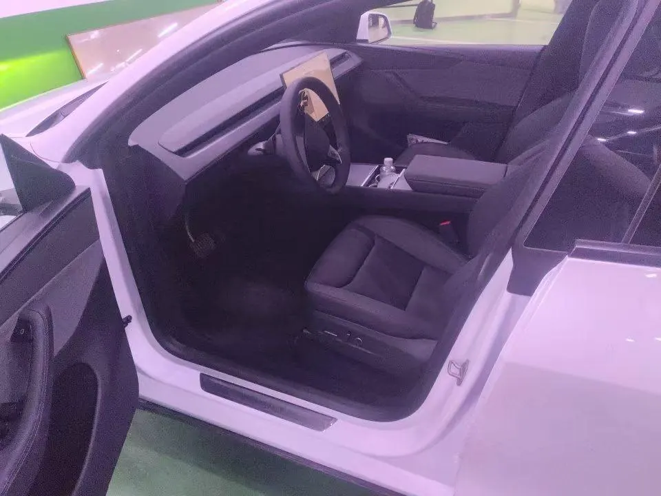 Tesla 2026 Model Y Rear-Wheel-Drive Automatic 5
