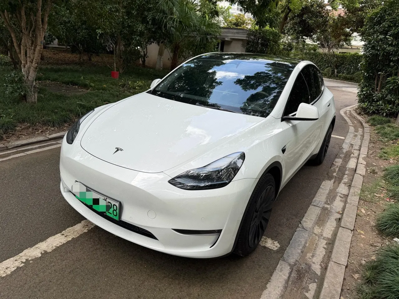 Open image lightbox: Tesla 2023 Model Y long endurance all-wheel drive version automatic transmission