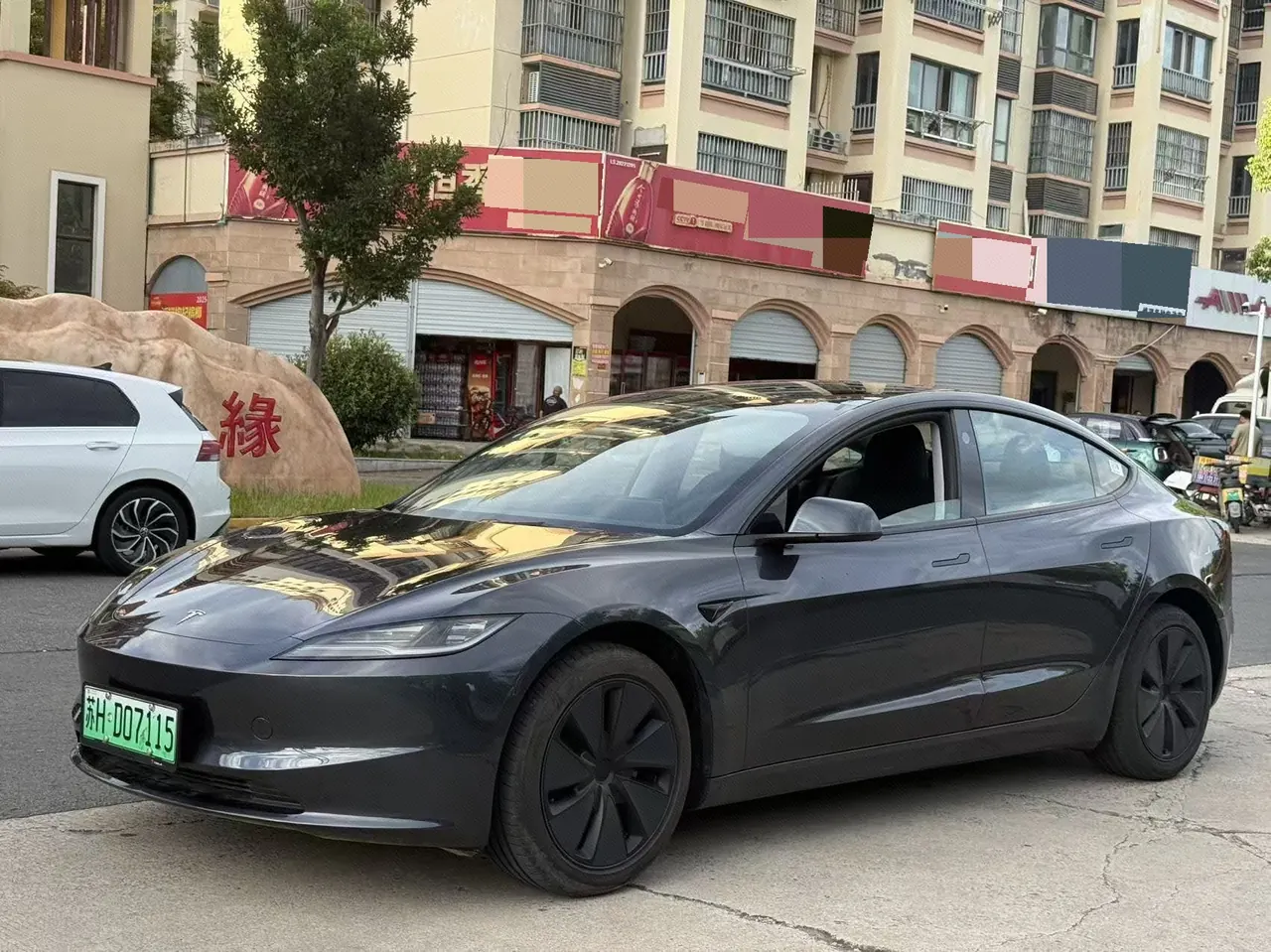 Open image lightbox: Tesla 2025 Model 3 rear-wheel drive version of automatic transmission