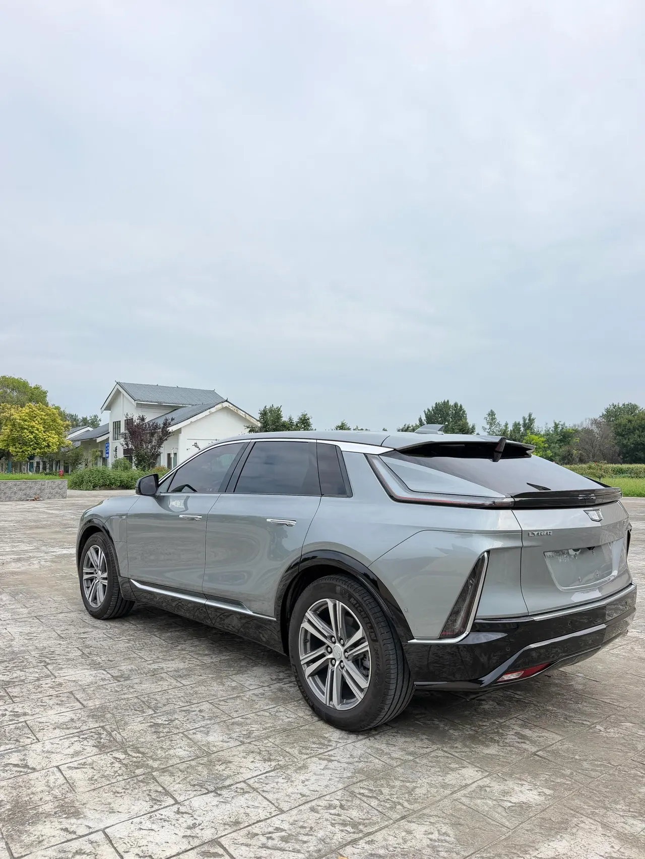 Cadillac 2024 LYRIQ (Sharp Song) Rear Drive Standard Endurance Deluxe Edition Automatic Gear 3