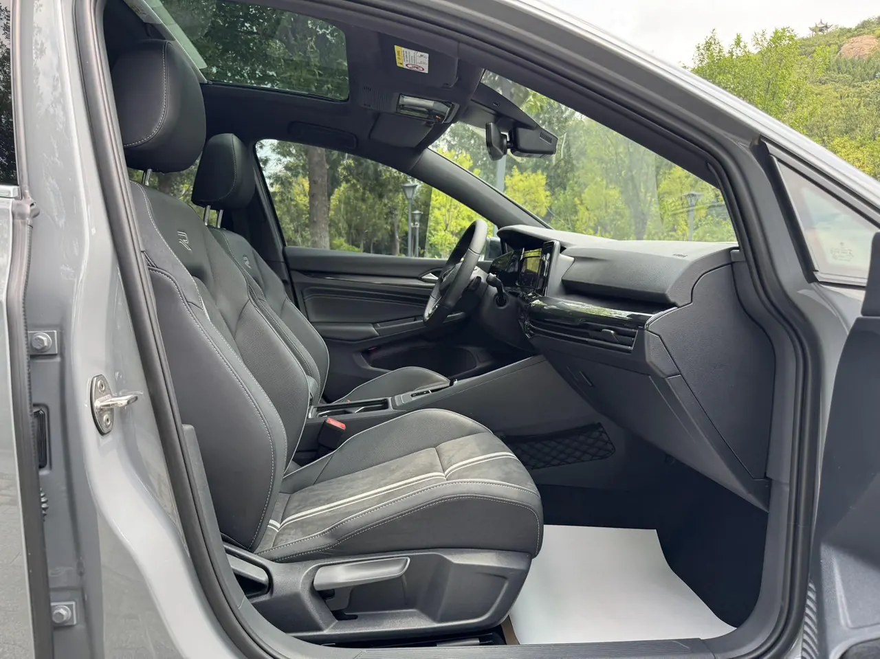 Volkswagen 2021 Golf 8 R-Line 1.4TSI 280TSI Automatic 19