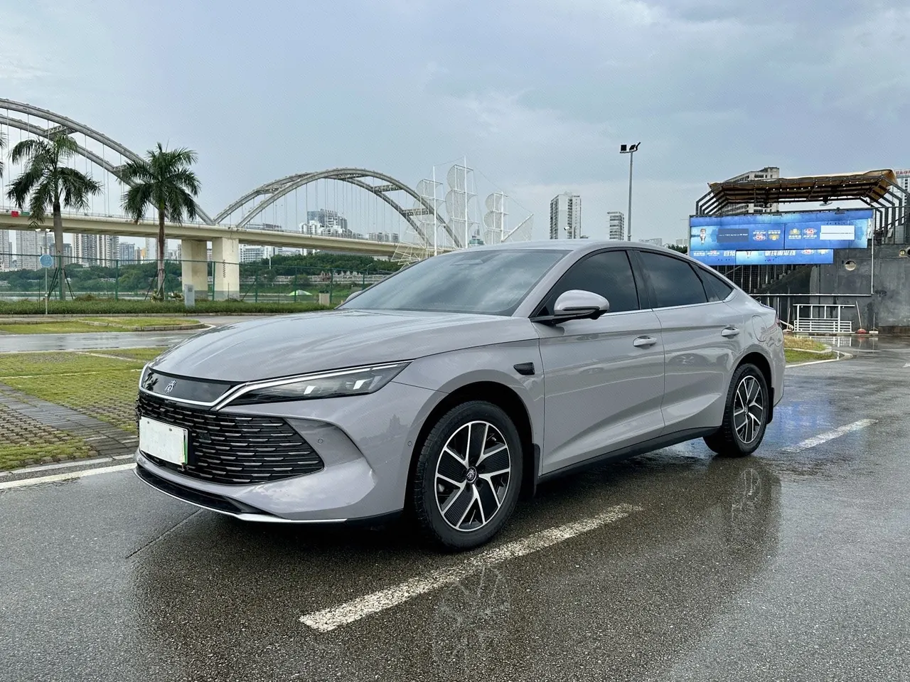 Open image lightbox: BYD 2026 Qin L DM-i 1.5 stepless 128KM leading automatic gear