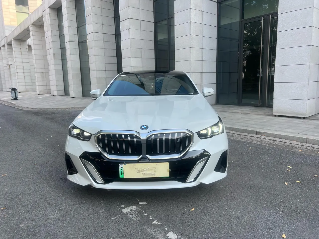 BMW 2024 i5 eDrive 35L Exclusive M Sports Suit Automatic Gear 2