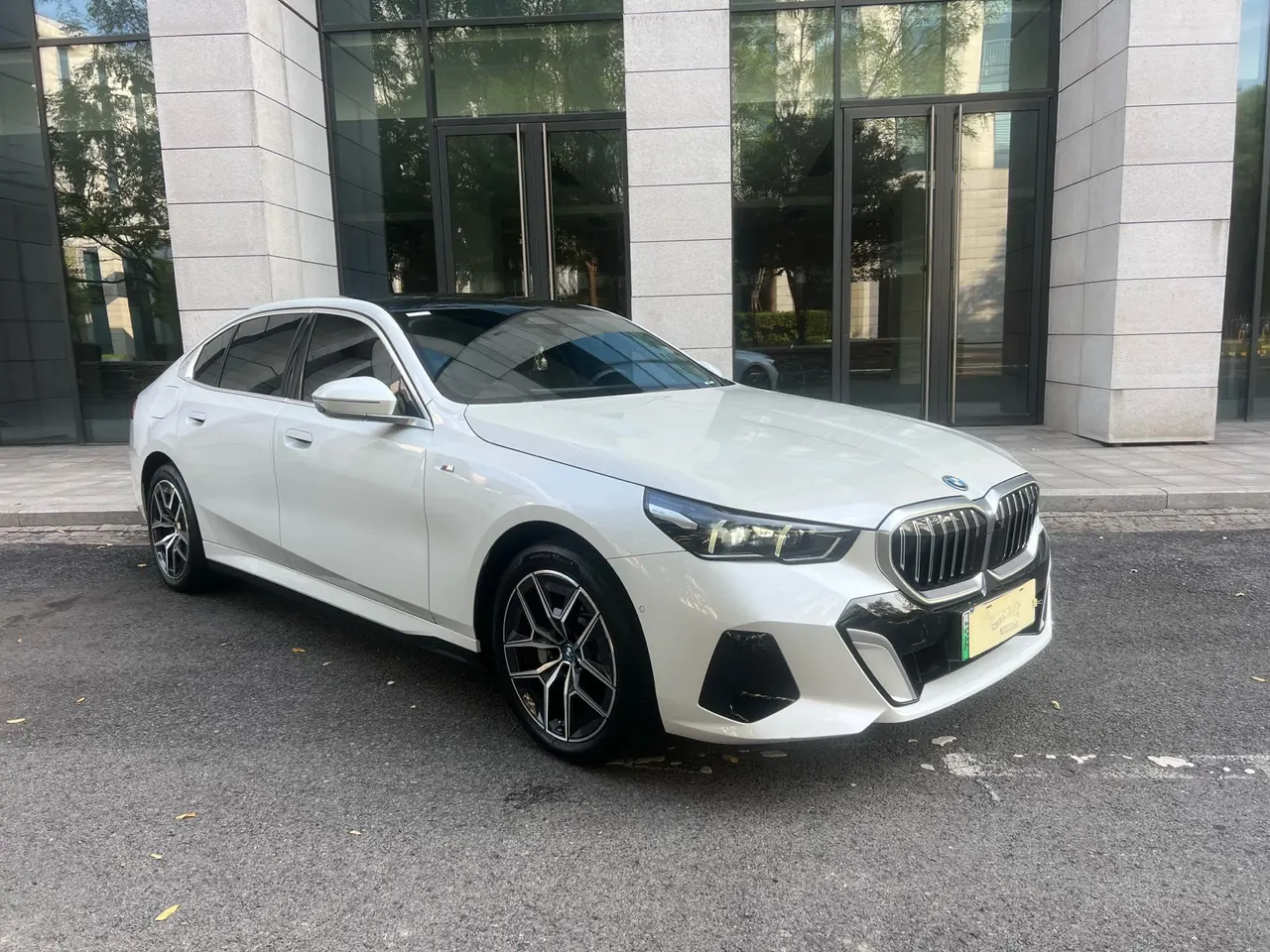 BMW 2024 i5 eDrive 35L Exclusive M Sports Suit Automatic Gear 3
