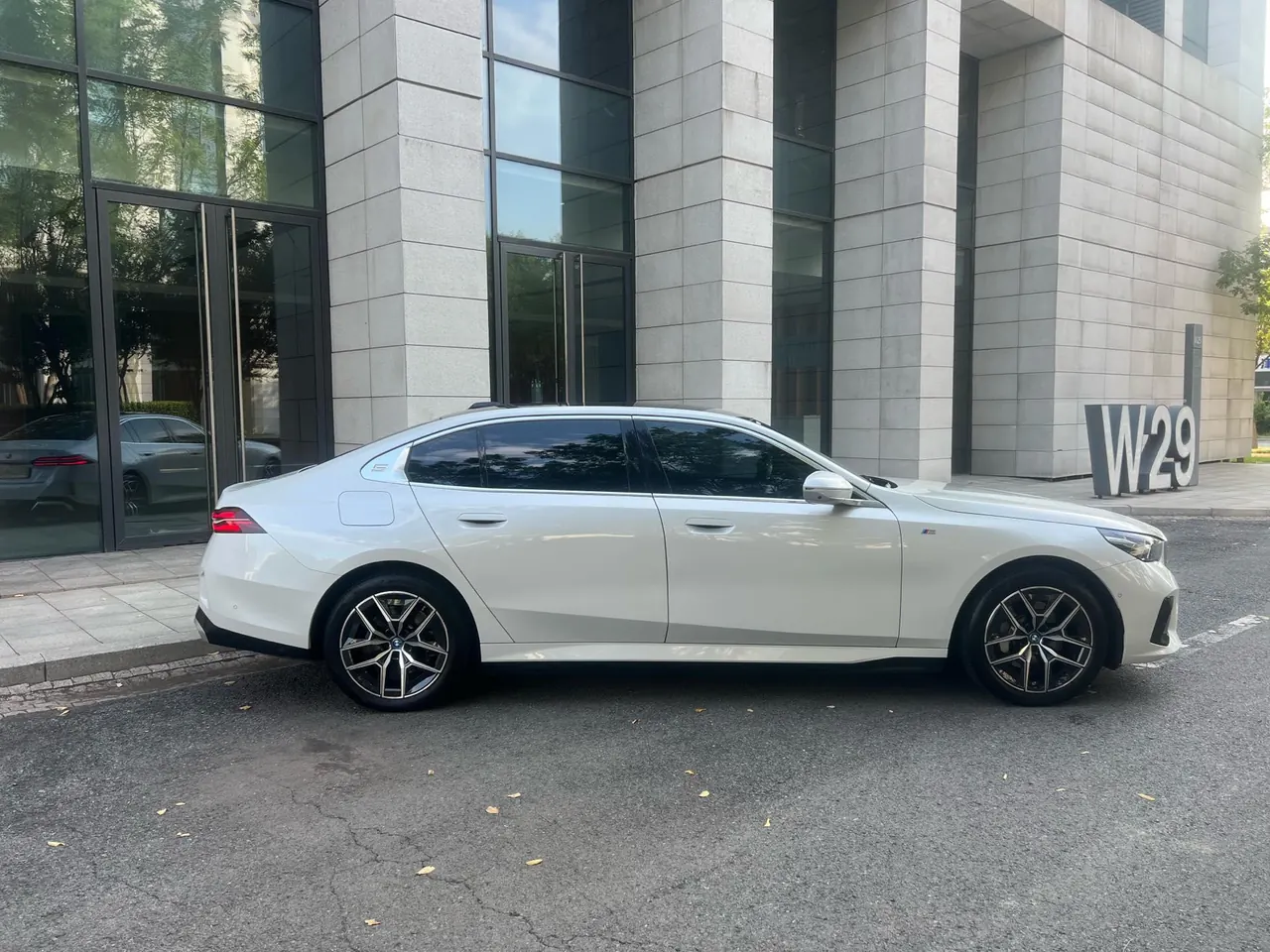 BMW 2024 i5 eDrive 35L Exclusive M Sports Suit Automatic Gear 4