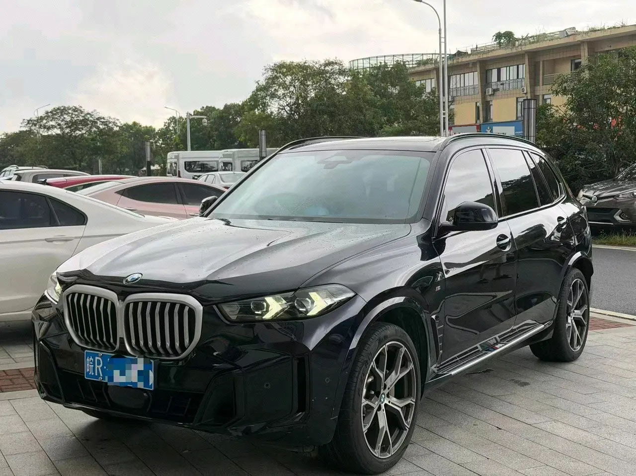 打开图片灯箱:BMW 2023 X5 xDrive30Li 48V 2.0T exclusive m sports obsidian night suit automatic gear
