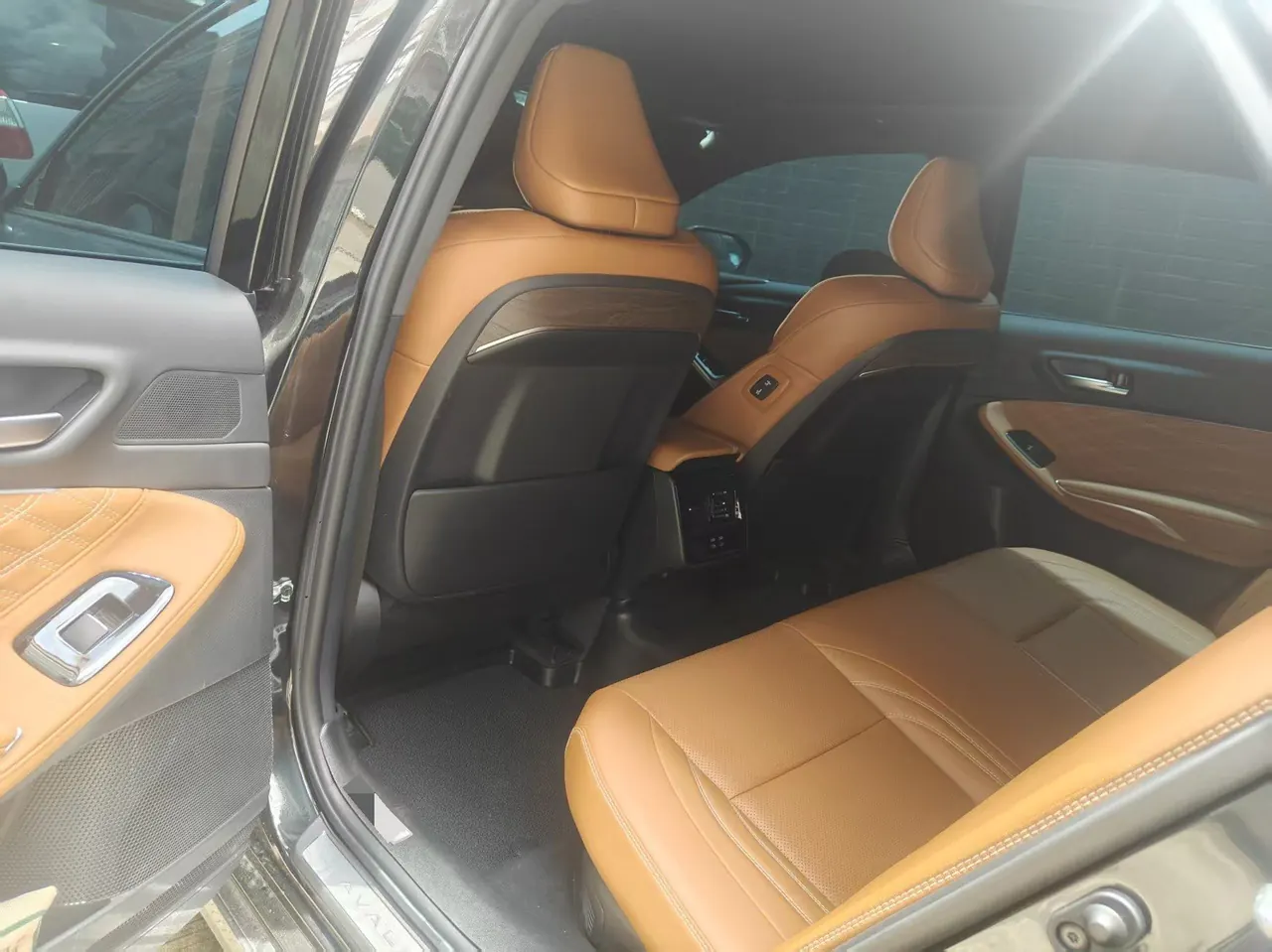 Toyota 2024 Asian Dragon Double Engine 2.5 Stepless XLE Premium Automatic Gear 3