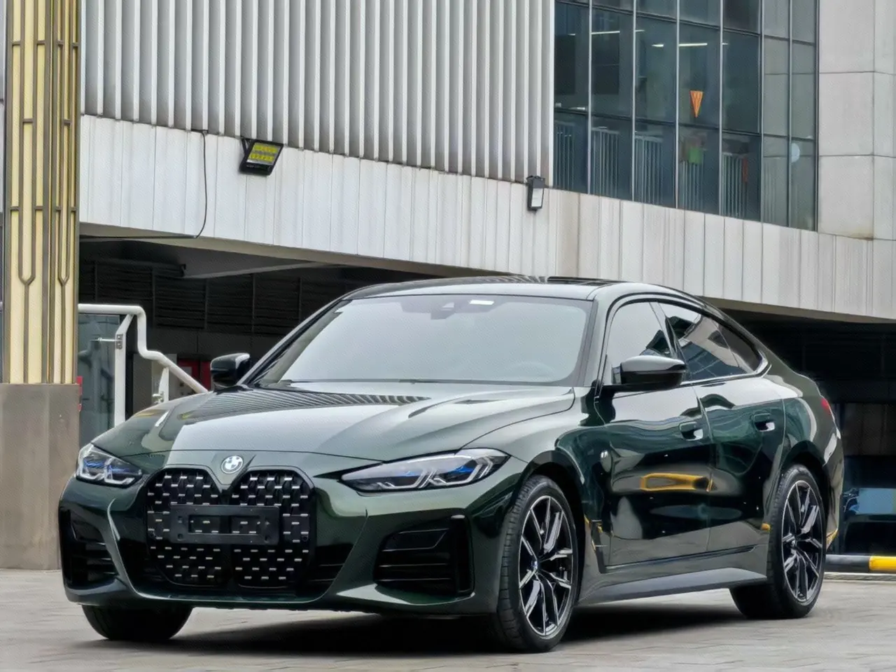 打开图片灯箱:BMW 4 Series (Imported) 2023 425i Four-Door Coupe 2.0T M Sport Night Edition Automatic