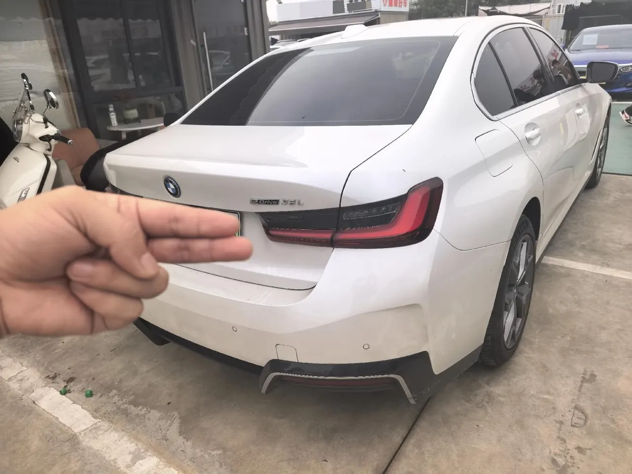 BMW 2024 i3 eDrive 35 L automatic gear 4