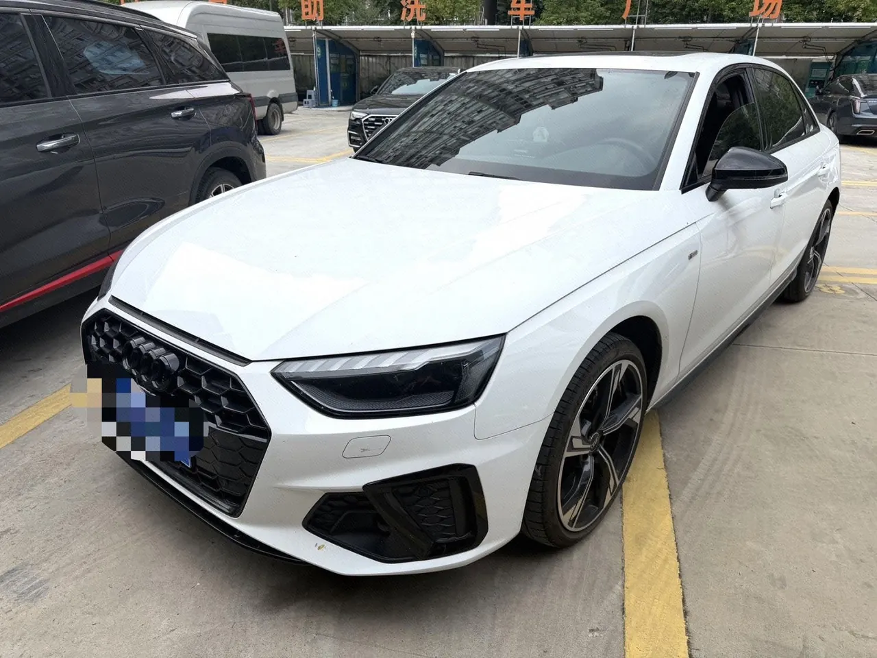 打开图片灯箱:Audi 2024 A4L 2.0TFSI 40TFSI Deluxe Dynamic (Starry Night Edition) Automatic Gear