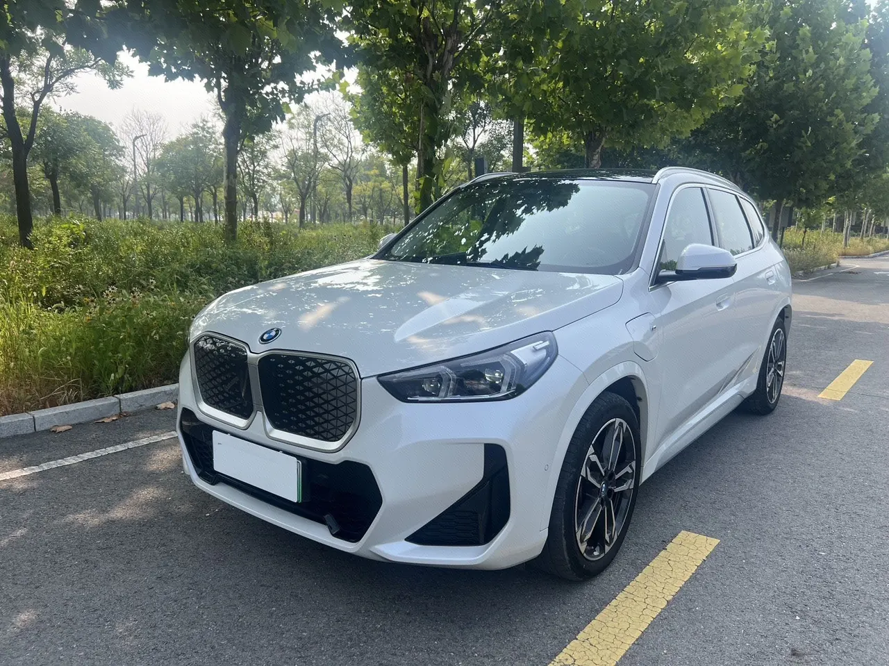 Open image lightbox: BMW 2025 iX1 xDrive30L xDrive30L m sports obsidian night suit automatic gear