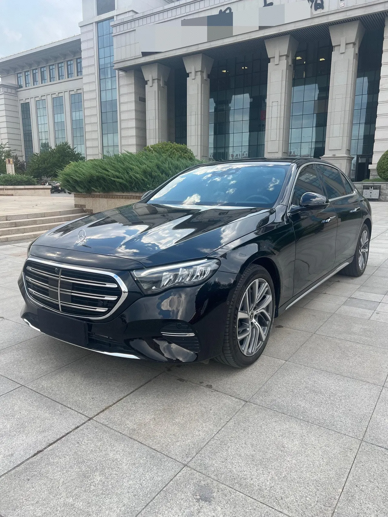 打开图片灯箱:Mercedes Benz E-Class 2025 model E 300 L 48V 2.0T Luxury Edition Automatic
