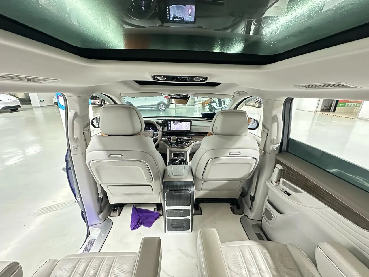 Roewe 2023 iMAX8 2.0TGI 400TGI to Enjoy Edition Automatic Gear 12