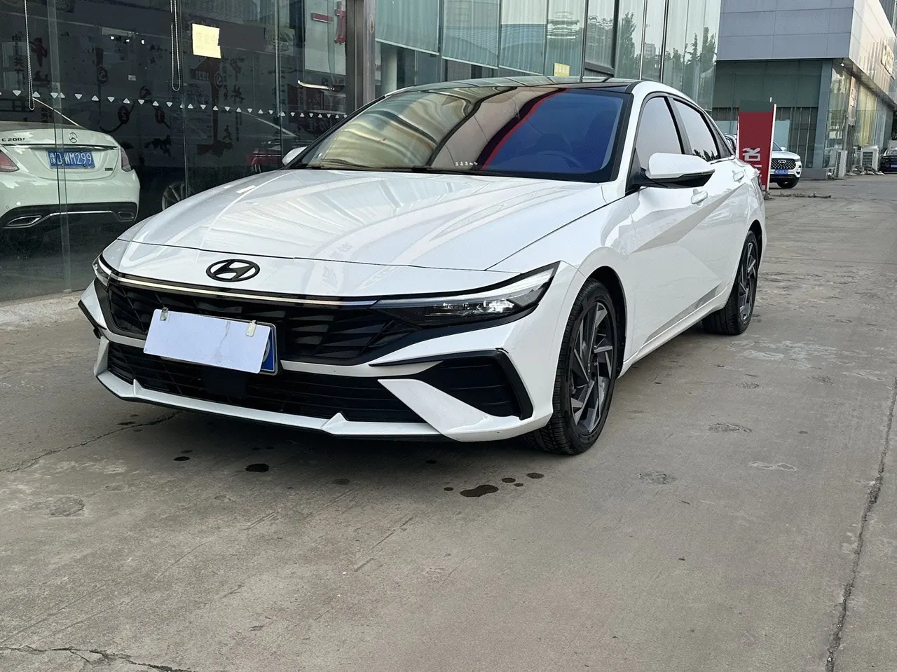 Open image lightbox: Hyundai 2023 Elantra -3-compartment 1.5 stepless LUX premium automatic gear