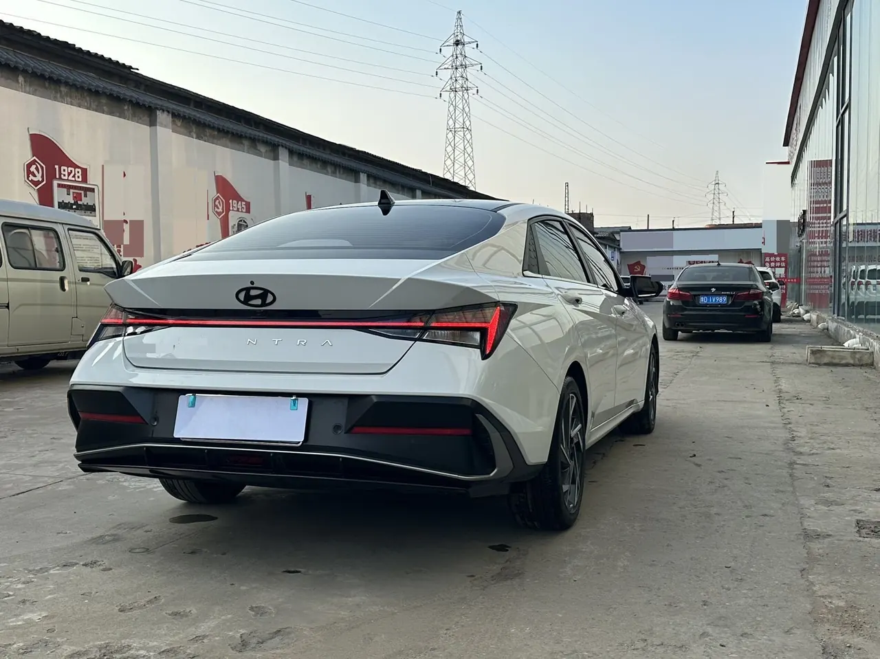Hyundai 2023 Elantra -3-compartment 1.5 stepless LUX premium automatic gear 7