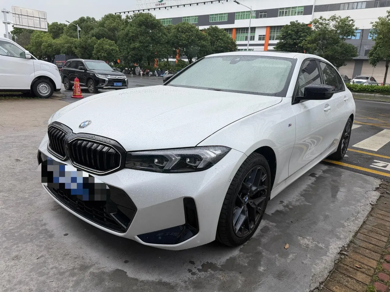打开图片灯箱:BMW 3 Series 2026 330Li 2.0T M Sports Obsidian Night Suit Automatic Gear