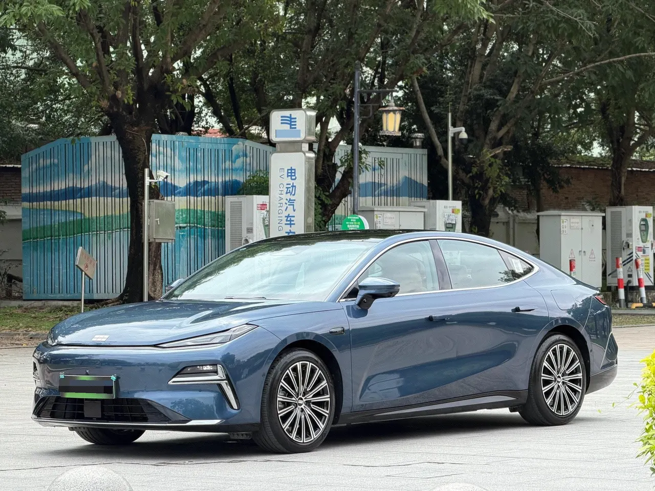 打开图片灯箱:Geely Galaxy 2025 xingyao 8 EM-P 1.5T 130km exploration version automatic gear