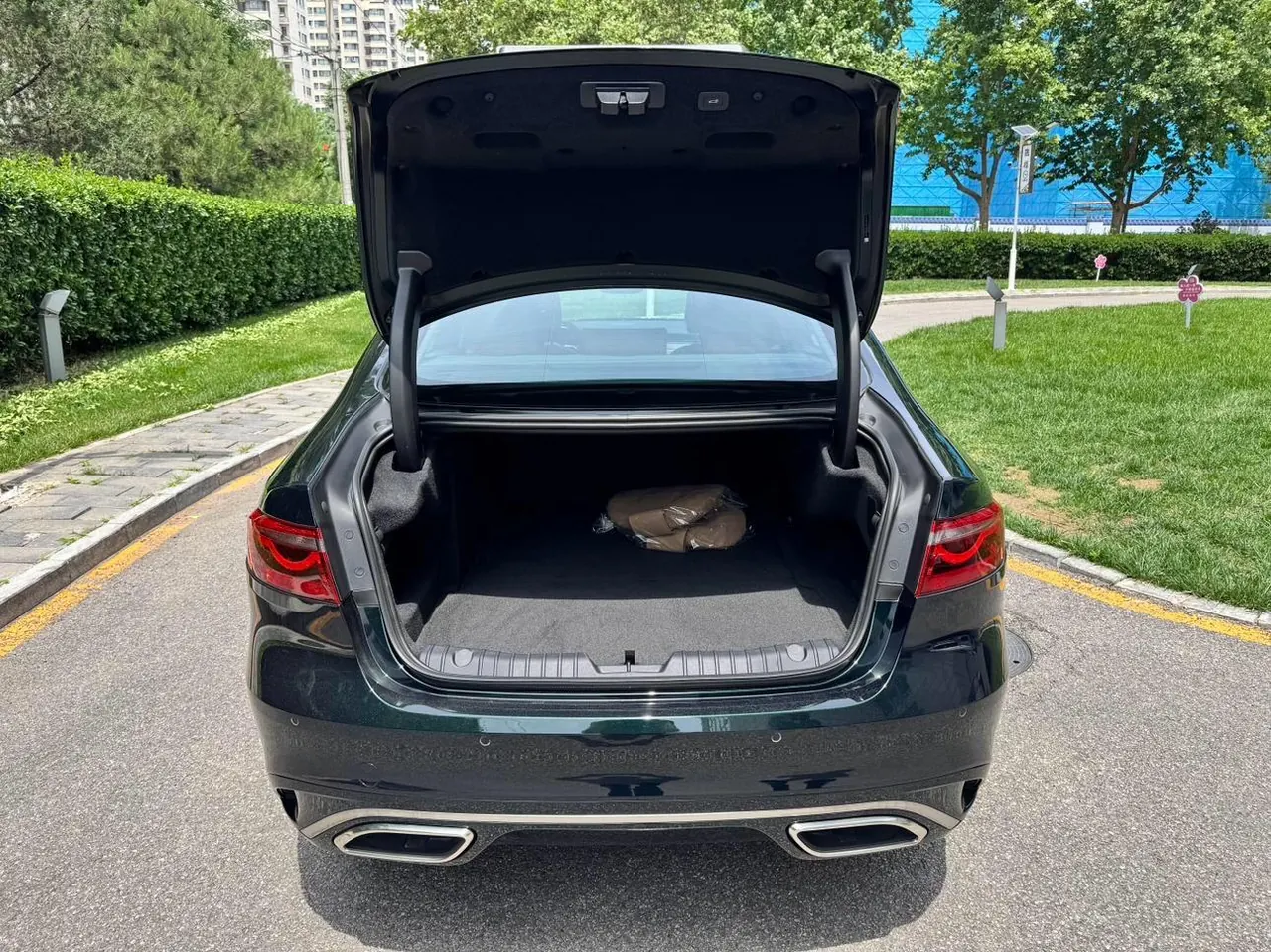 Jaguar 2024 XFL 2.0T P 12500.00g Drive Enjoy Deluxe Edition Automatic Gear 6