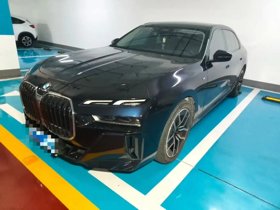 打开图片灯箱:BMW 7 Series (Imported) 2023 735Li 48V 3.0T M Sports Suit Automatic Gear