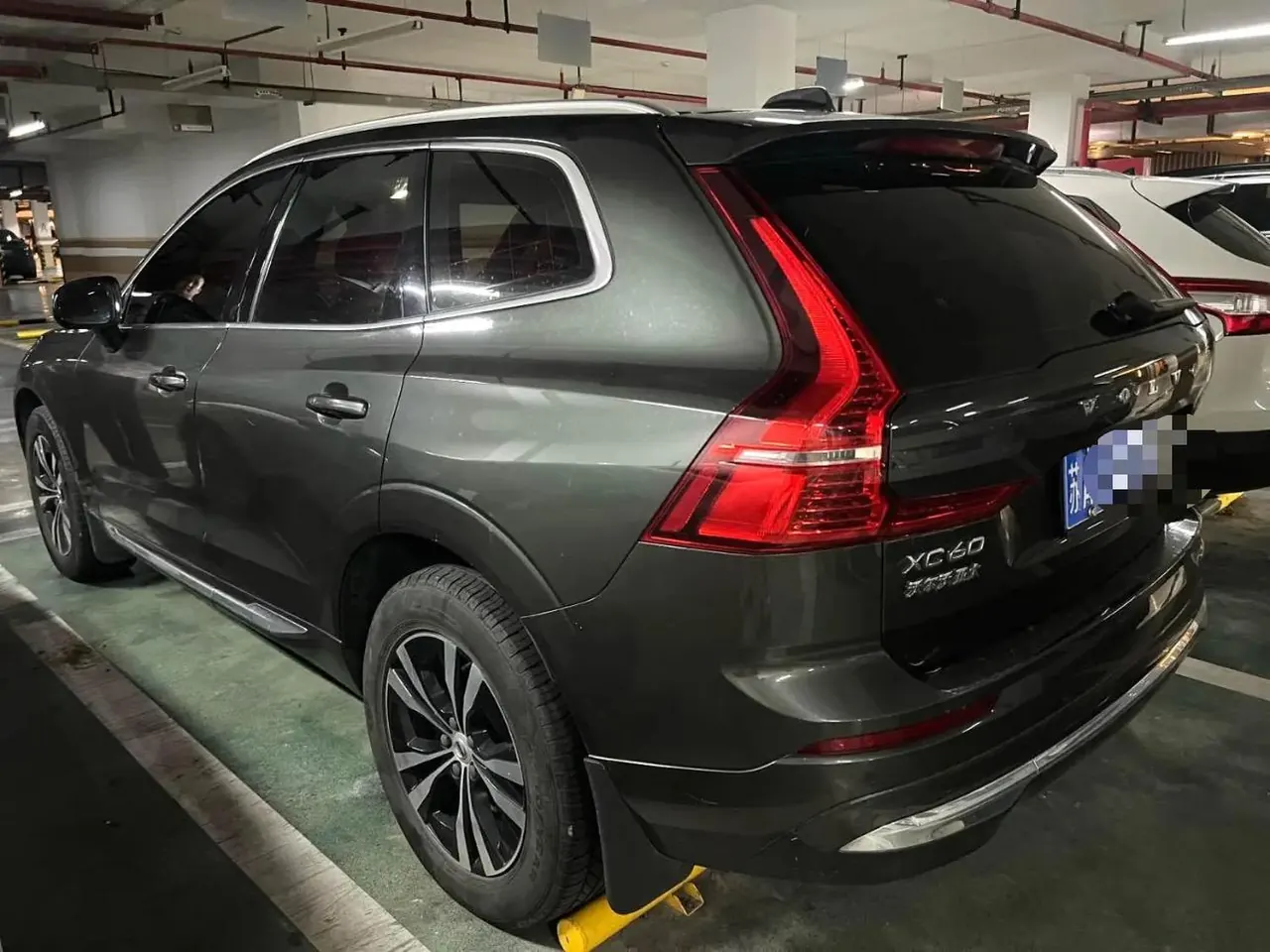 Volvo 2022 XC60 48V 2.0T B5 4-wheel-drive Zhiyi Deluxe Edition Automatic Gear 4