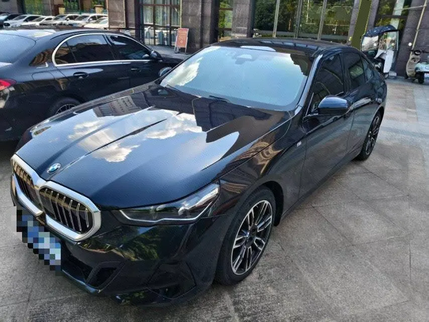 打开图片灯箱:BMW 5 Series (Imported) 2024 525i 48V 2.0T M Sports Suit Automatic Gear