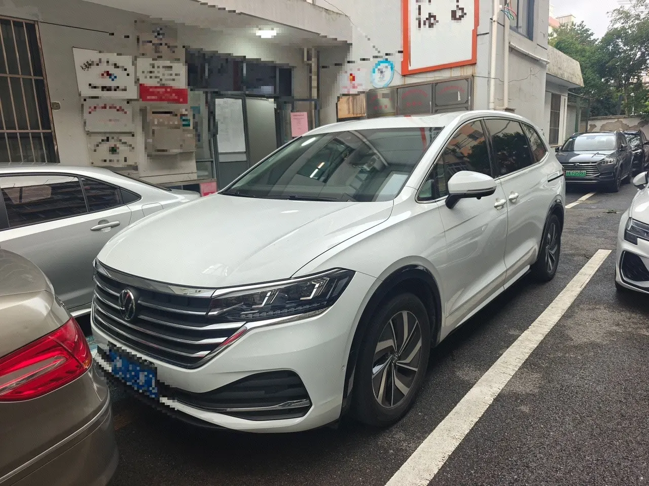 打开图片灯箱:Volkswagen 2023 models of Viran (Viloran) 2.0TSI 330TSI Deluxe Edition Automatic Gear