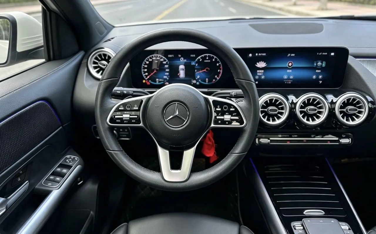 Mercedes Benz 2022 GLA 220 2.0T automatic gear 2