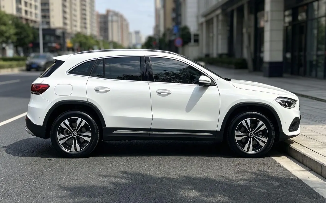 Mercedes Benz 2022 GLA 220 2.0T automatic gear 5
