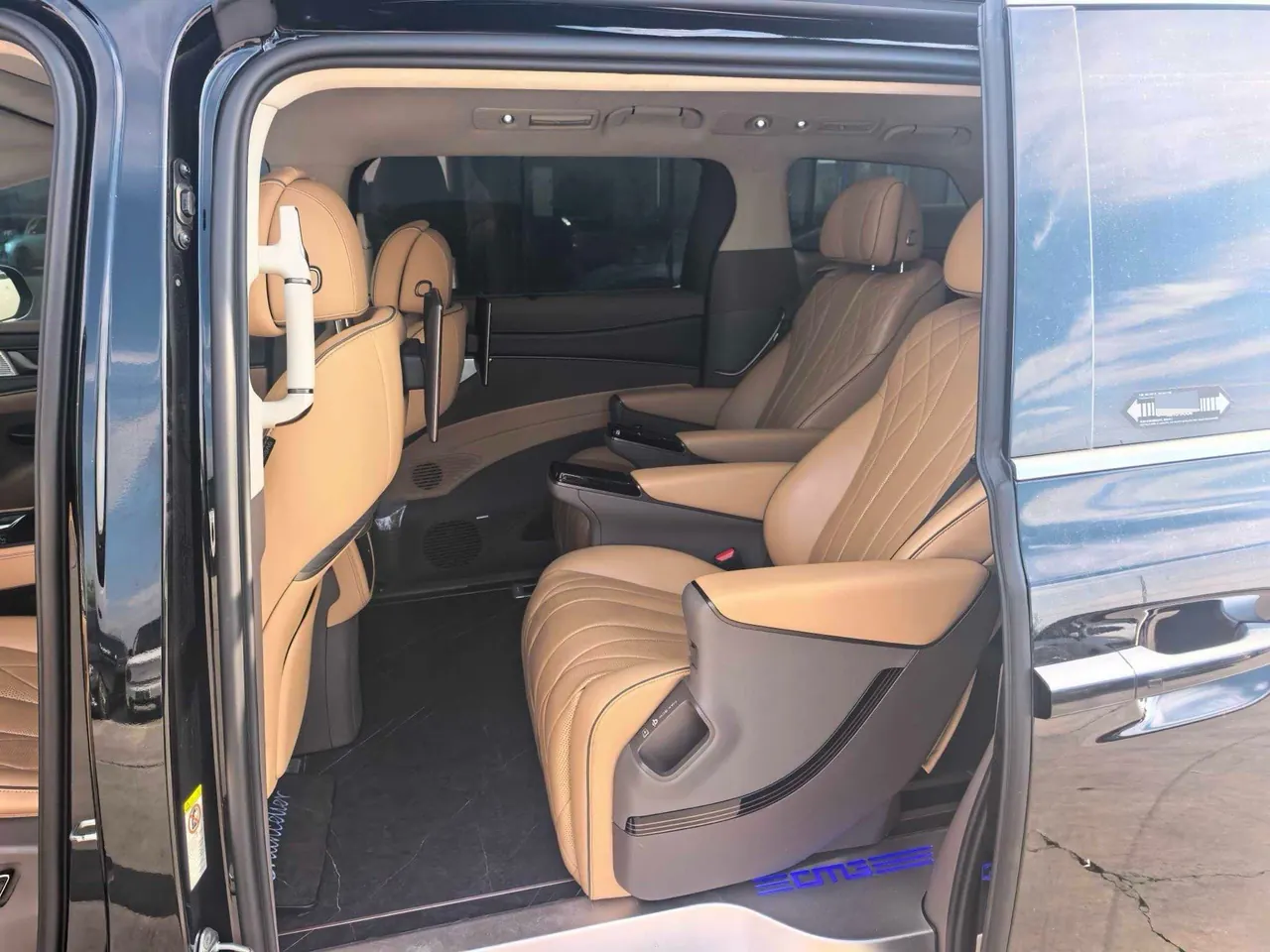 Denza 2022 Denza D9 DM-i 1.5T stepless 970 four-wheel drive flagship automatic gear 8