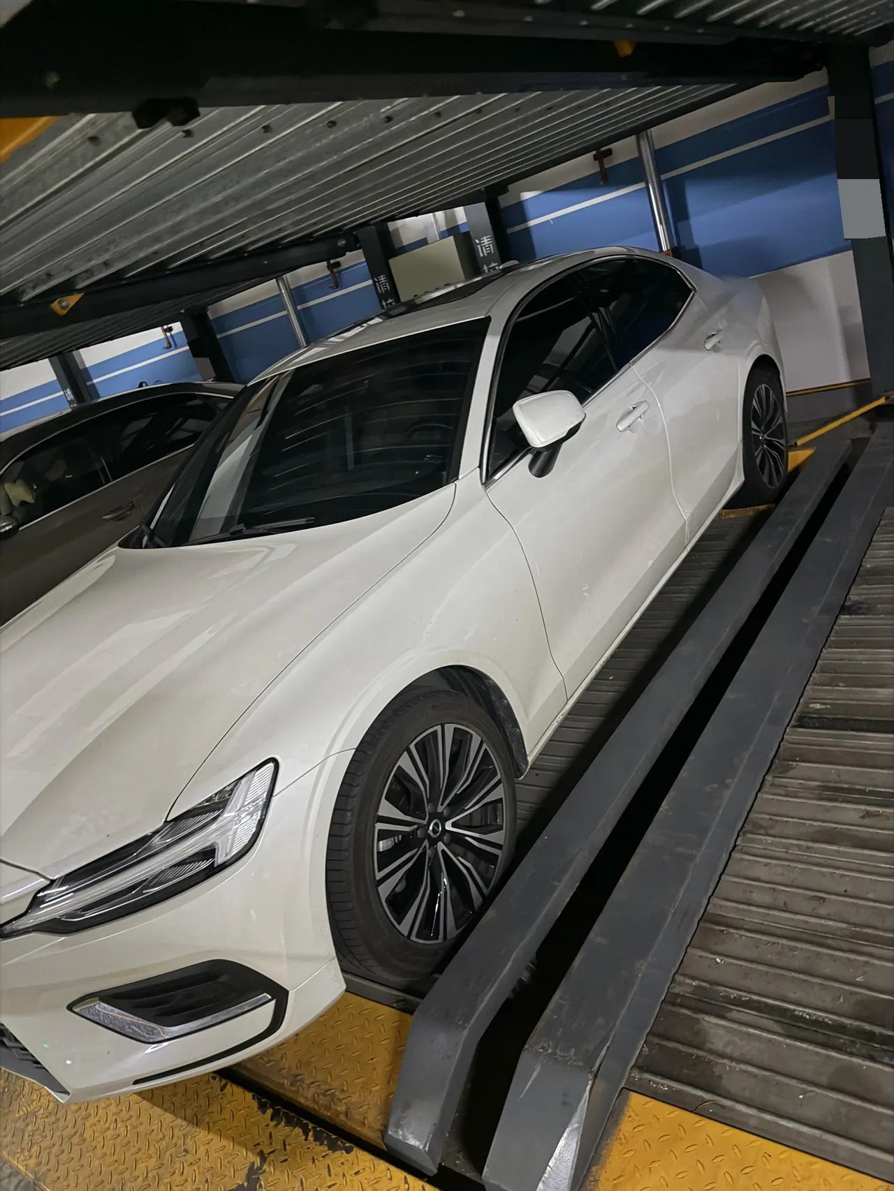 Volvo 2024 S60 48V 2.0T B4 Zhiyuan Deluxe Edition Automatic Gear 5