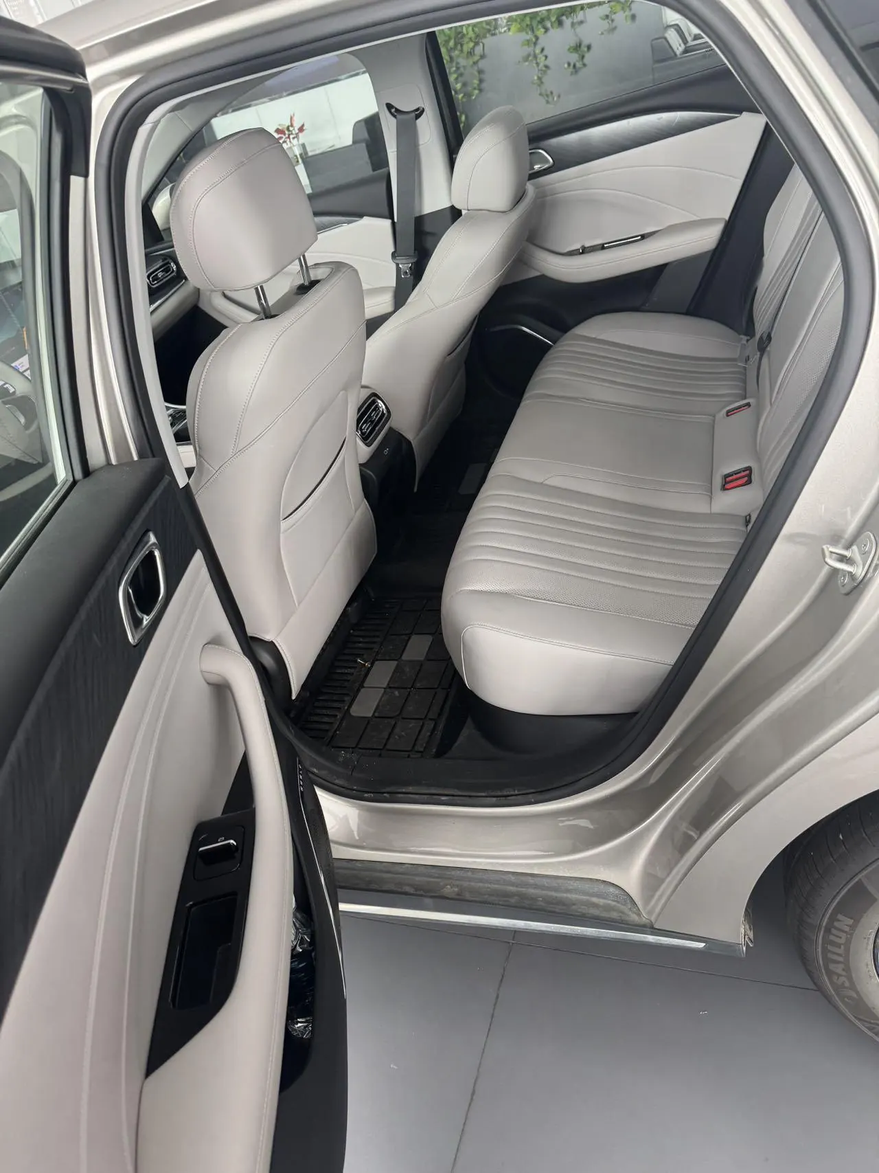 Geely Galaxy 2025 xingyao 6 EM-i 1.5 125km exploration version automatic gear 4