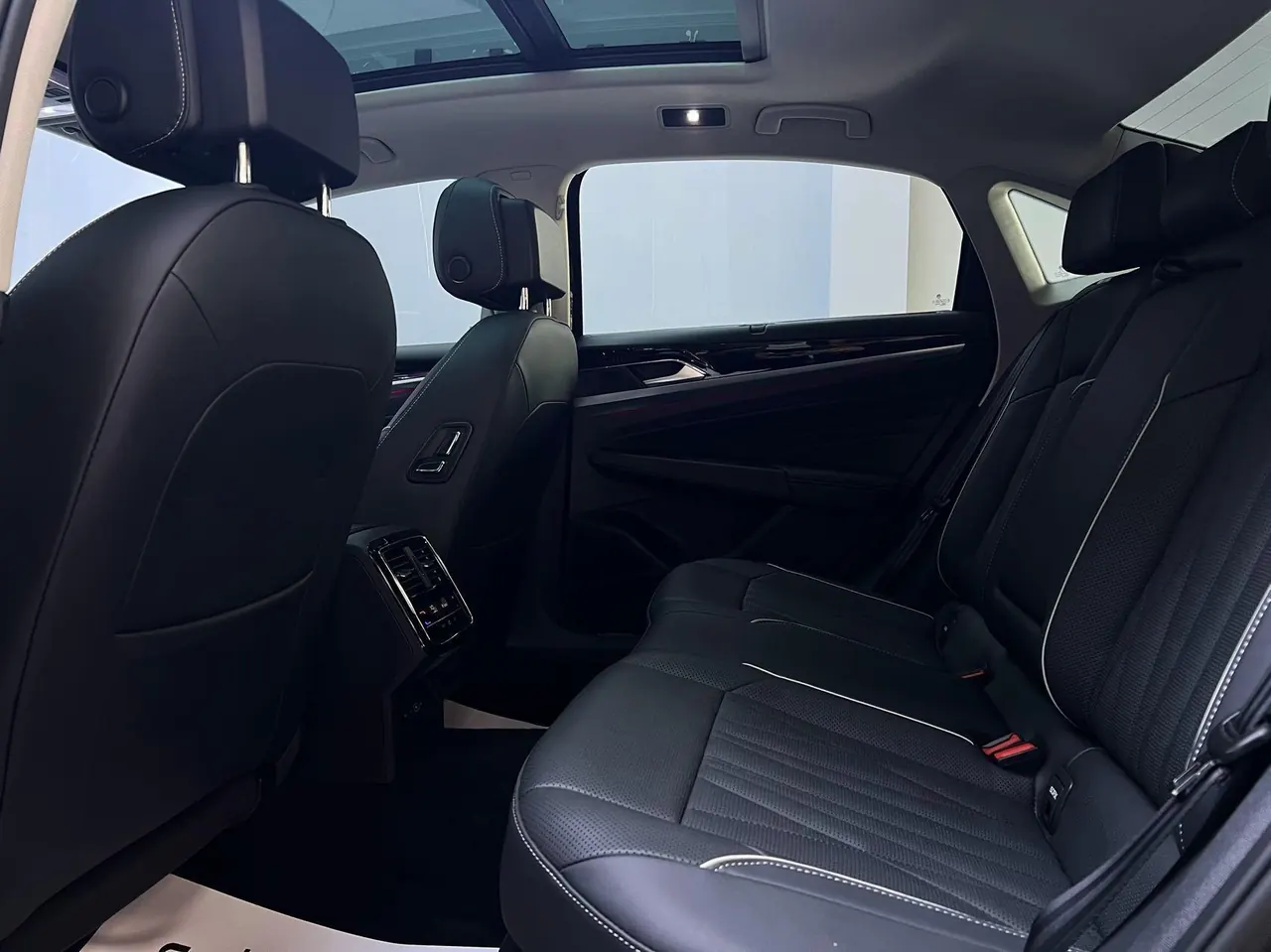 Volkswagen 2023 Passat 2.0TSI 330TSI Star Deluxe Edition Automatic Transmission 8
