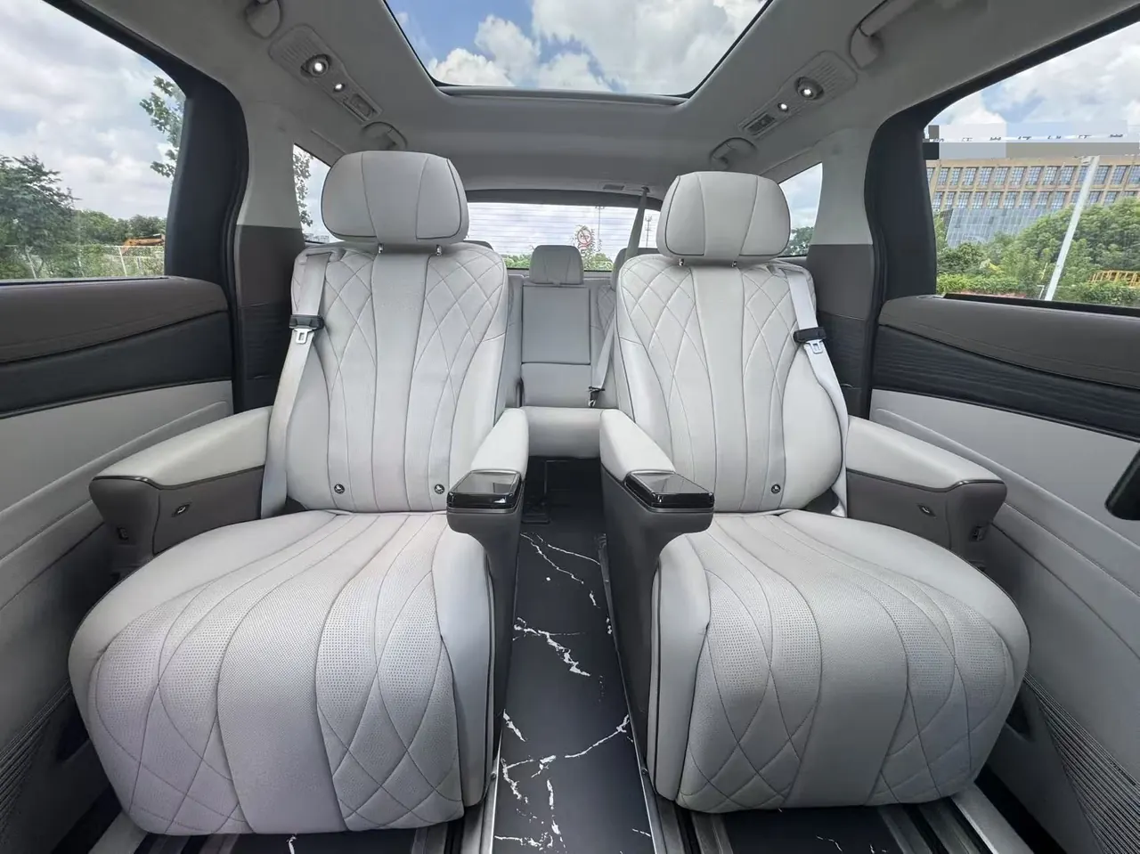 Denza 2022 Denza D9 DM-i 1.5T stepless 970 four-wheel drive flagship automatic gear 11