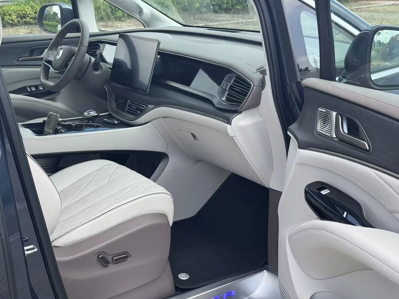 Denza 2022 Denza D9 DM-i 1.5T stepless 970 four-wheel drive flagship automatic gear 16