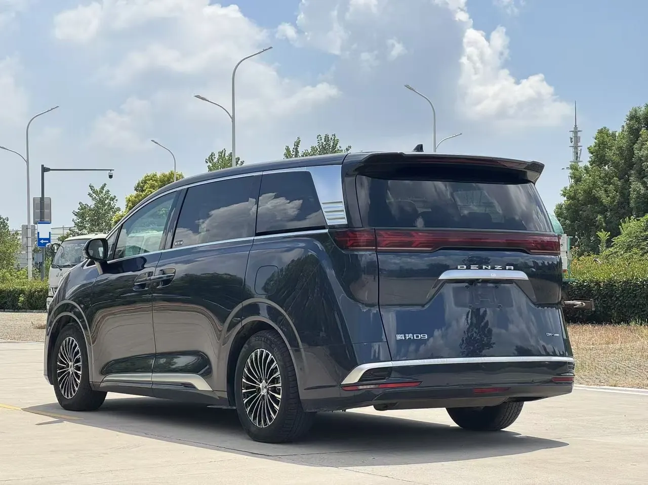 Denza 2022 Denza D9 DM-i 1.5T stepless 970 four-wheel drive flagship automatic gear 6