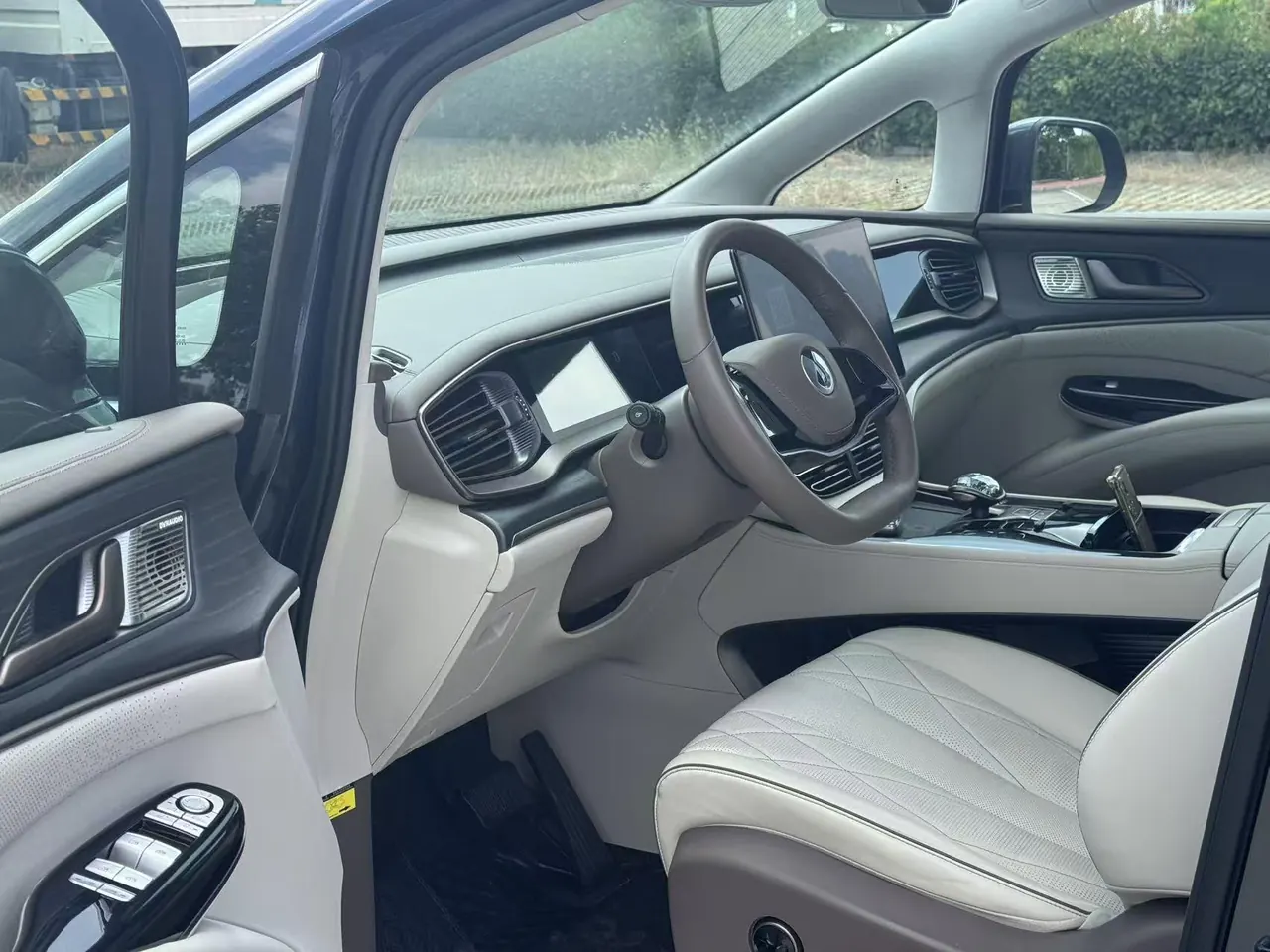 Denza 2022 Denza D9 DM-i 1.5T stepless 970 four-wheel drive flagship automatic gear 9