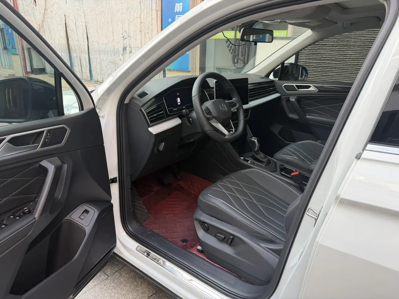 打开图片灯箱:Volkswagen 2024 Tiguan L 1.5TSI 300TSI Front-Wheel-Drive Smart Enjoyment Edition Automatic Transmission