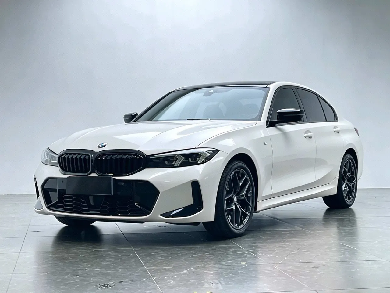 Open image lightbox: BMW 3 Series 2025 model 330i 2.0T M Sport Night Edition with automatic transmission