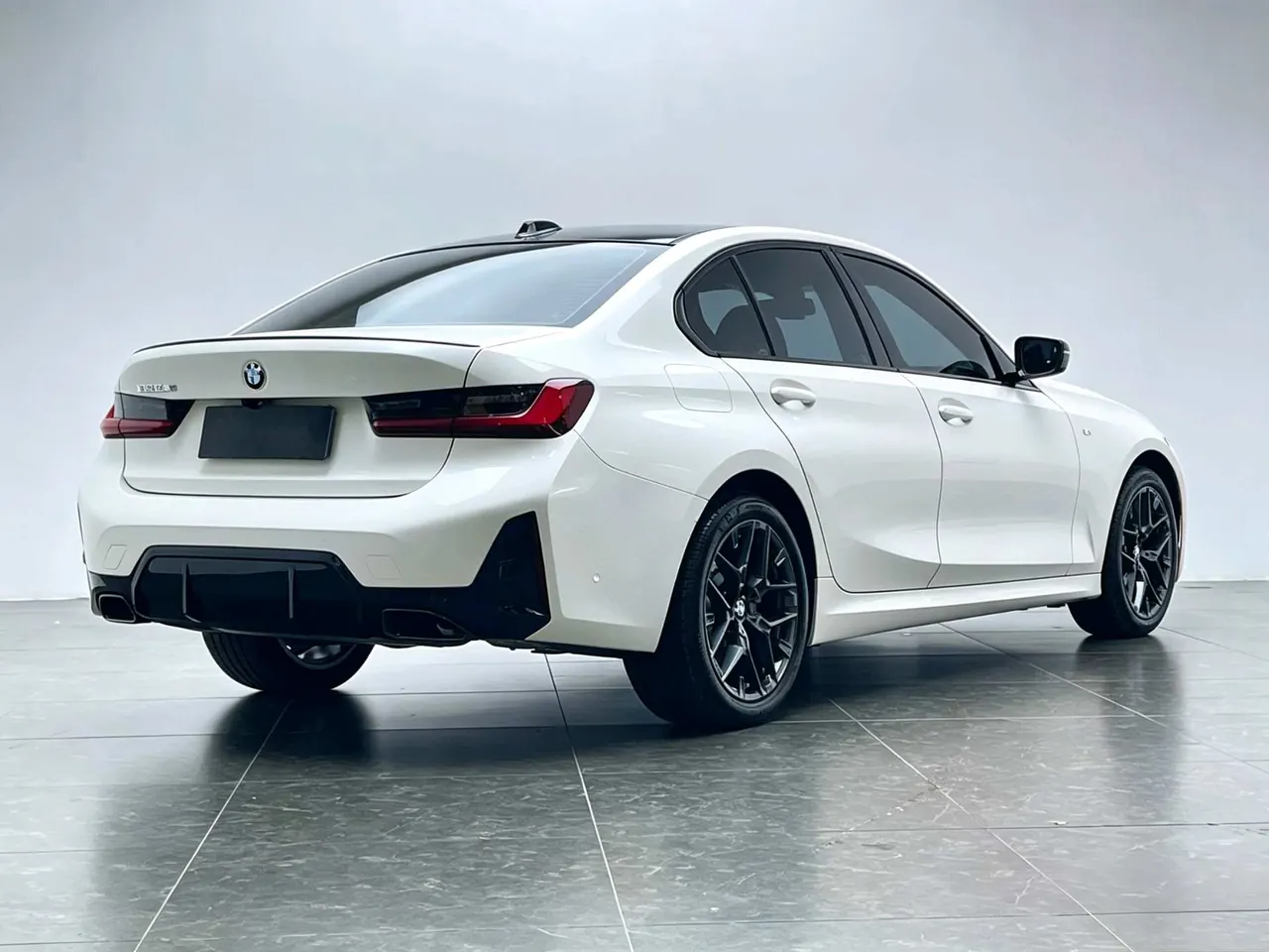BMW 3 Series 2025 model 330i 2.0T M Sport Night Edition with automatic transmission 2