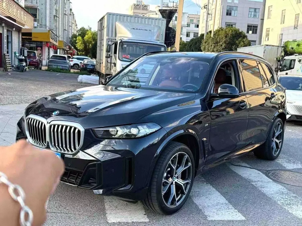 打开图片灯箱:BMW 2026 X5 xDrive30Li 48V 2.0T exclusive m sports obsidian night suit automatic gear