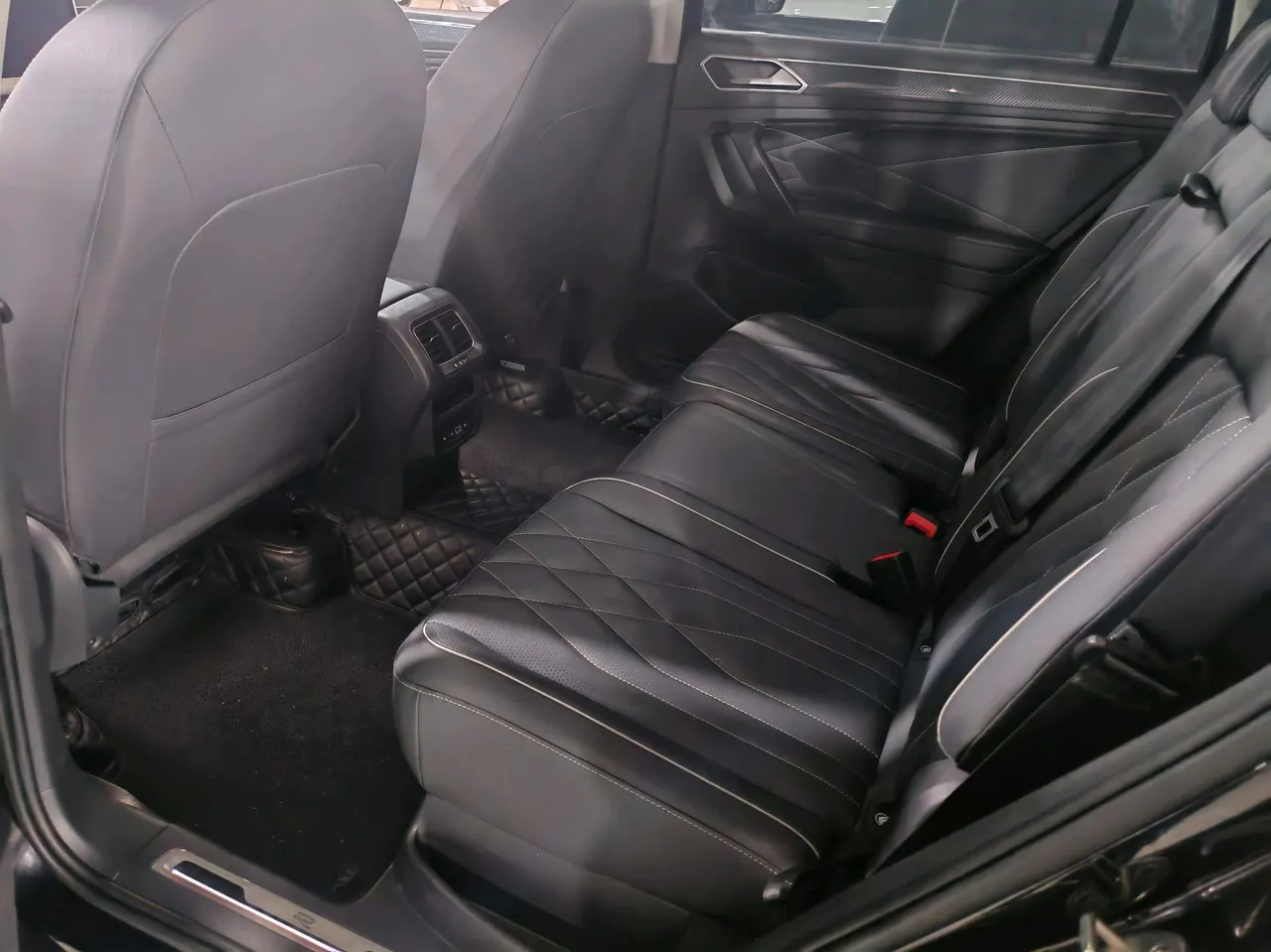 Volkswagen 2022 Tiguan L R-Line 2.0TSI 330TSI Two-Drive R-Line Overdrive Automatic Gear 4