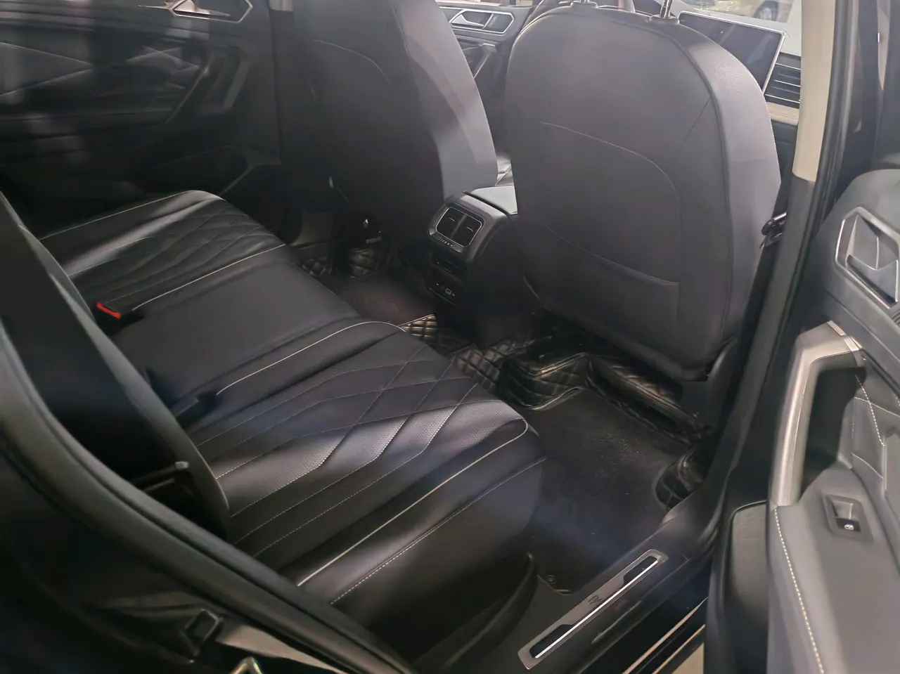 Volkswagen 2022 Tiguan L R-Line 2.0TSI 330TSI Two-Drive R-Line Overdrive Automatic Gear 7