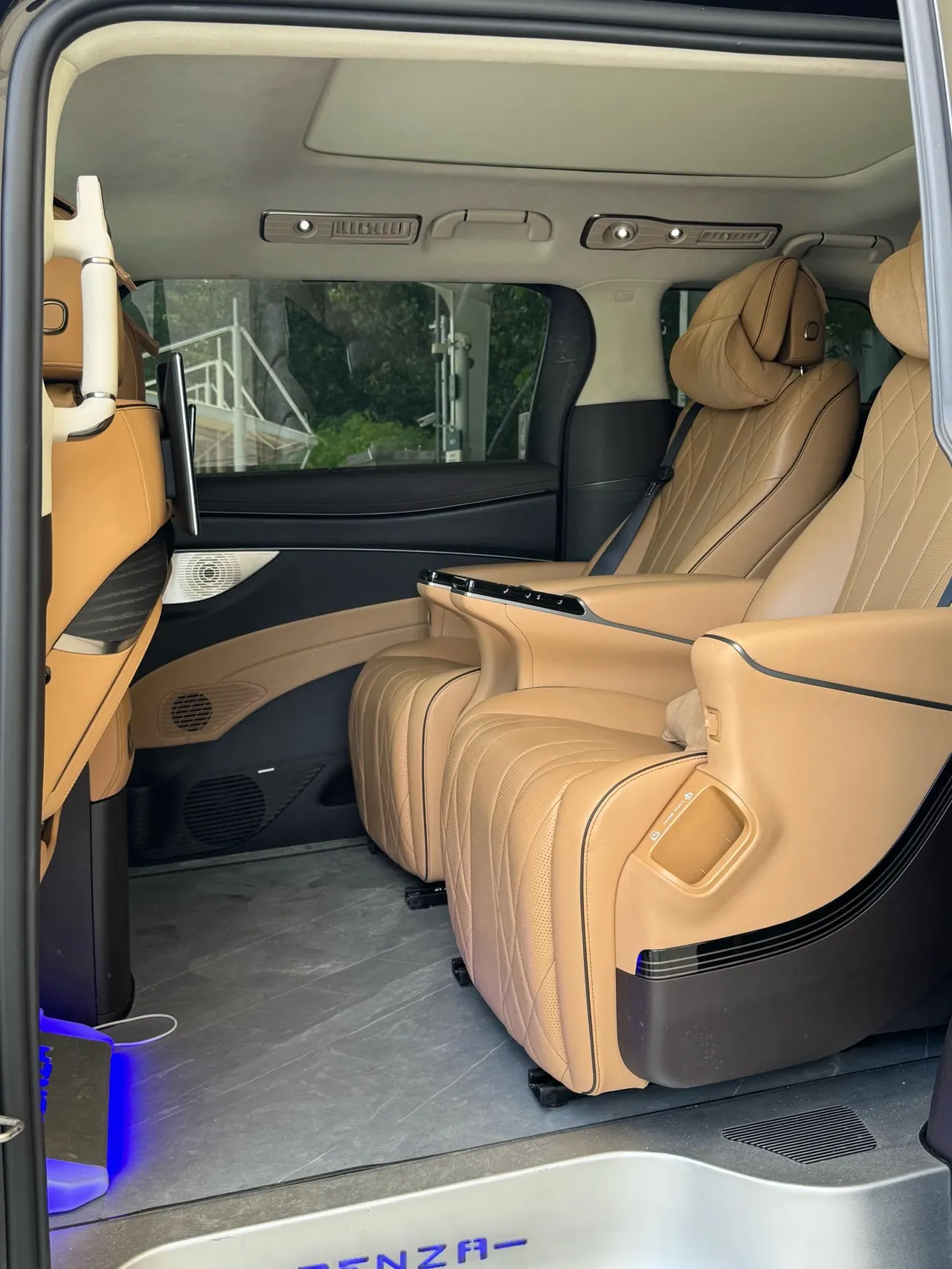 Denza 2024 Denza D9 DM-i 1.5T stepless 980 four-wheel drive flagship automatic gear 6