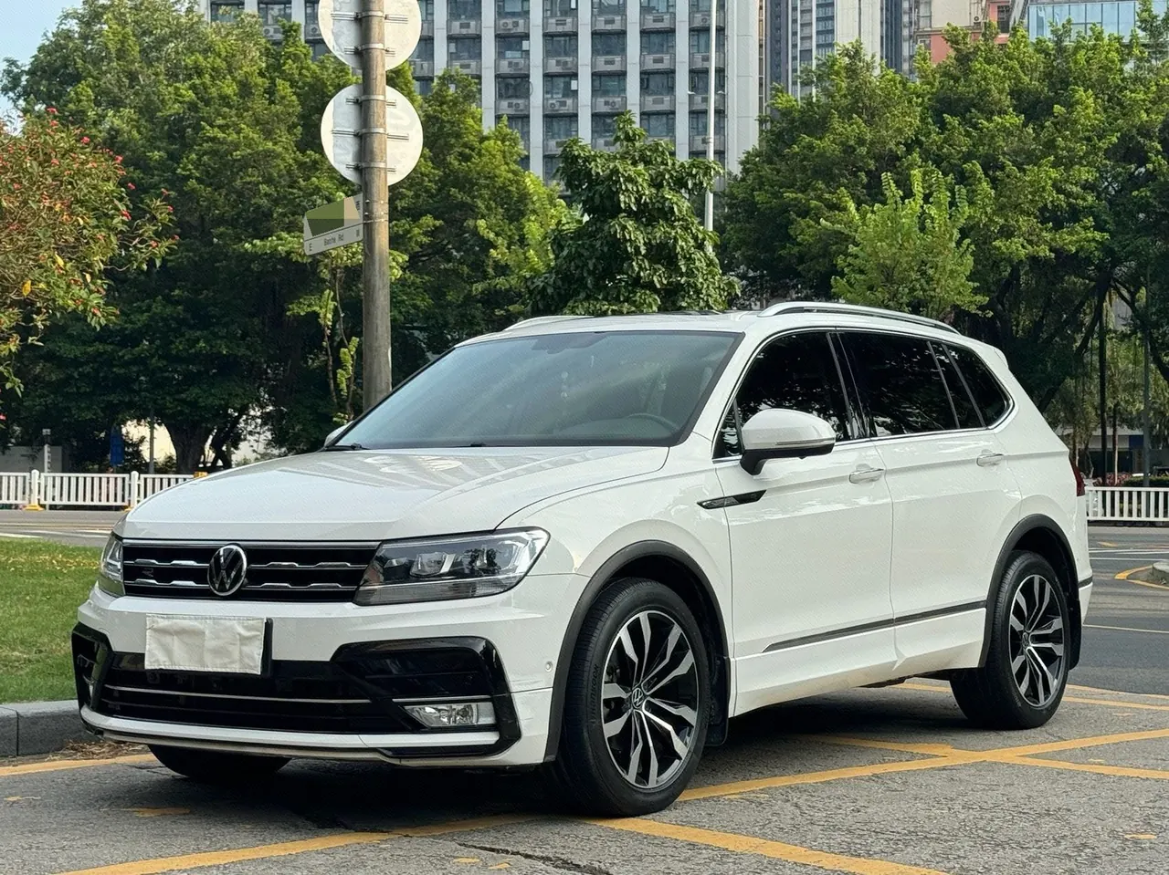 Open image lightbox: Volkswagen 2021 Tiguan L R-Line 2.0TSI 330TSI Two-Drive Overdrive Automatic Gear