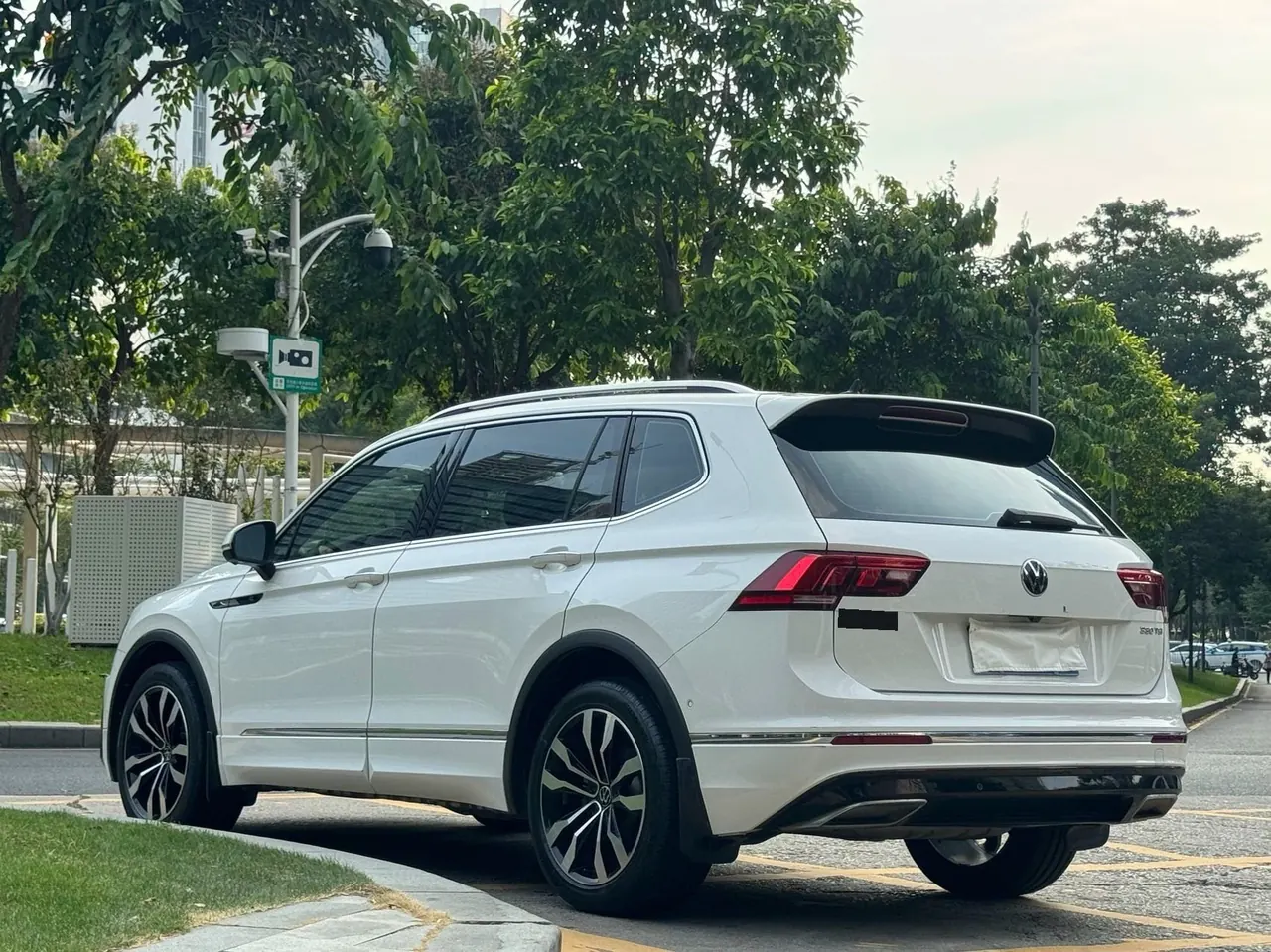 Volkswagen 2021 Tiguan L R-Line 2.0TSI 330TSI Two-Drive Overdrive Automatic Gear 11