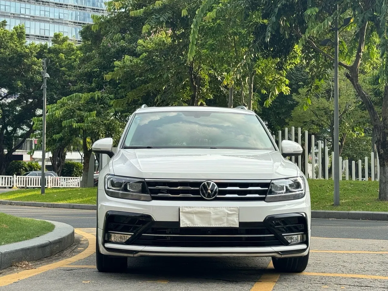 Volkswagen 2021 Tiguan L R-Line 2.0TSI 330TSI Two-Drive Overdrive Automatic Gear 2
